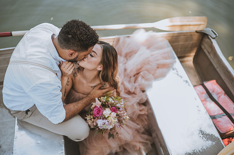 couple kissing, rowboat engagement, Central Park engagement, engagement session photo inspiration